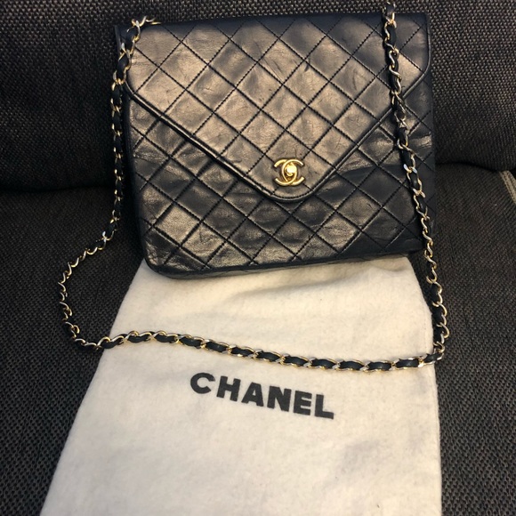 CHANEL Handbags - TRADED vintage AUTHENTIC Chanel classic flap